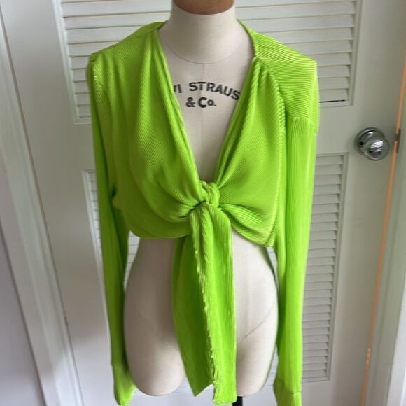 SHOWPO ELOWEN PLISSE LONG SLEEVE TIE FRONT‎ TOP IN LIME - Picture 5 of 7